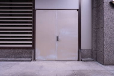 Sokak duvarı ve kapı kenarındaki kaldırım