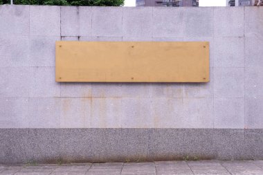 Sokak duvarında kocaman boş bir ilan panosu, kendi metnini ekleyebileceğin pankartlar.