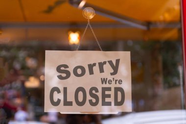 Üzgünüm, kapalı tabelamız bir restoranın, mağazanın, ofisin ya da başka bir yerin önünde asılı.