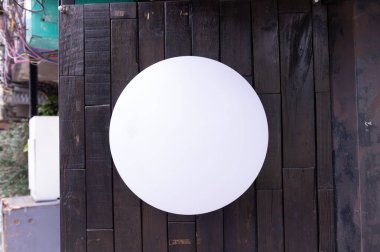 Sokak duvarında kocaman boş bir ilan panosu, kendi metnini ekleyebileceğin pankartlar.