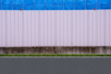 Sokak duvarında kocaman boş bir ilan panosu, kendi metnini ekleyebileceğin pankartlar.