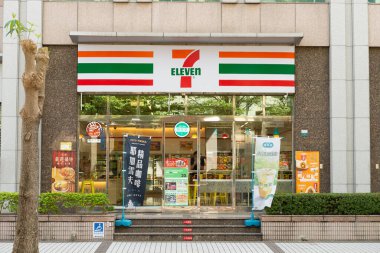 Taipei, Tayvan Kasım, 2020: 7 11 Taipei, Tayvan 'da 24 saat açık bir dükkan. 11 Tayvan' daki en büyük market zincirlerinden biridir..