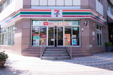Taipei, Tayvan Kasım, 2020: 711 Taipei, Tayvan 'da 24 saat açık bir mağaza, 7Eleven Tayvan' daki en büyük market zincirlerinden biridir..
