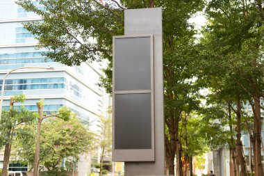 Sokak duvarında kocaman boş bir ilan panosu, kendi metnini ekleyebileceğin pankartlar.