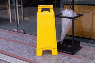 Sokak duvarında kocaman boş bir ilan panosu, kendi metnini ekleyebileceğin pankartlar.