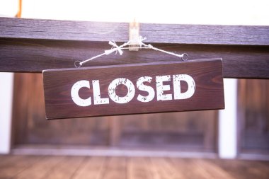 Üzgünüm, kapalı tabelamız bir restoranın, mağazanın, ofisin ya da başka bir yerin önünde asılı.