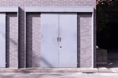 Sokak duvarı ve kapı kaldırımları