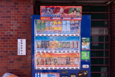 Tokyo, Japonya - 9 Kasım 2024: Tokyo, Japonya 'da satış makineleri. Coca-Cola otomatı konut sokağında.