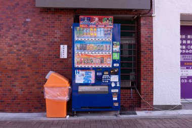 Tokyo, Japonya - 9 Kasım 2024: Tokyo, Japonya 'da satış makineleri. Coca-Cola otomatı konut sokağında.