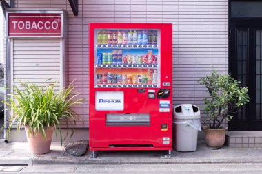 Tokyo, Japonya - 9 Kasım 2024: Tokyo, Japonya 'da satış makineleri. Coca-Cola otomatı konut sokağında.