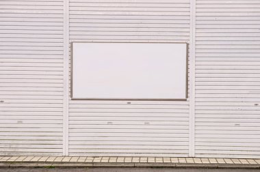 Sokak duvarında kocaman boş bir ilan panosu, kendi metnini ekleyebileceğin pankartlar.