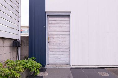 Sokak duvarı ve kapı kaldırımları