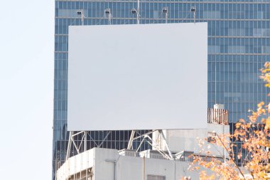 Sokak duvarında kocaman boş bir ilan panosu, kendi metnini ekleyebileceğin pankartlar.