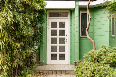 Sokak duvarı ve kapı kaldırımları