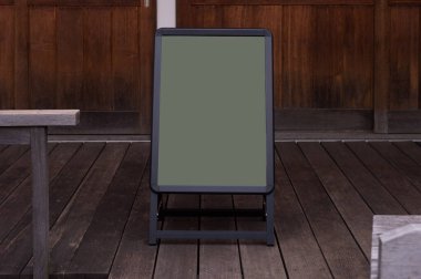 Sokak duvarında kocaman boş bir ilan panosu, kendi metnini ekleyebileceğin pankartlar.