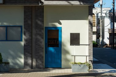 Sokak duvarı ve kapı kaldırımları