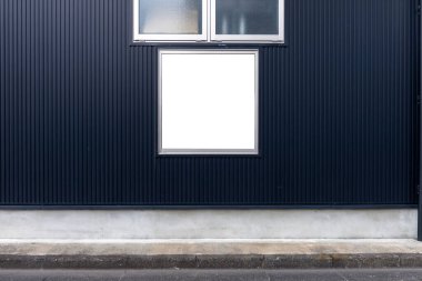 Büyük Pencere ve İsim Yeri olan Dükkan Dükkanı Önü