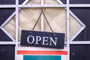 Evet, açık tabela, klasik restoran tabelası, sokak kafesinde açık tabela.