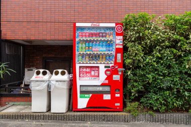Tokyo, Japonya - 10 Kasım 2024: Tokyo, Japonya 'da satış makineleri. Coca-Cola otomatı konut sokağında.