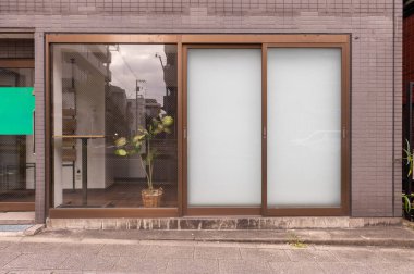 Büyük Pencere ve İsim Yeri olan Dükkan Dükkanı Önü