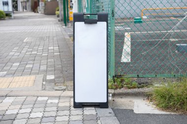 Sokak duvarında kocaman boş bir ilan panosu, kendi metnini ekleyebileceğin pankartlar.