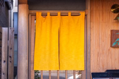 Geleneksel Japon restoranları ve dükkanlarının önünde asılı duran perde benzeri kumaş sadece bir tabela değil, aynı zamanda daha büyük bir anlam da taşıyor.,