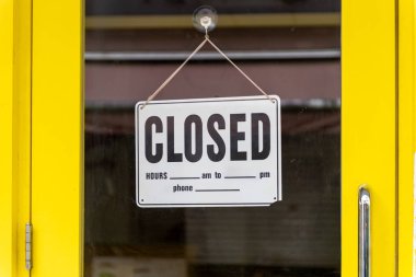 Üzgünüm, kapalı tabelamız bir restoranın, mağazanın, ofisin ya da başka bir yerin önünde asılı.