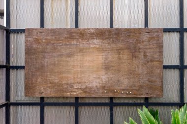 Sokak duvarında kocaman boş bir ilan panosu, kendi metnini ekleyebileceğin pankartlar.