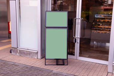 Sokak duvarında kocaman boş bir ilan panosu, kendi metnini ekleyebileceğin pankartlar.