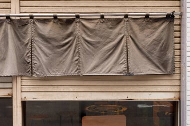 Geleneksel Japon restoranları ve dükkanlarının önünde asılı duran perde benzeri kumaş sadece bir tabela değil, aynı zamanda daha büyük bir anlam da taşıyor.,