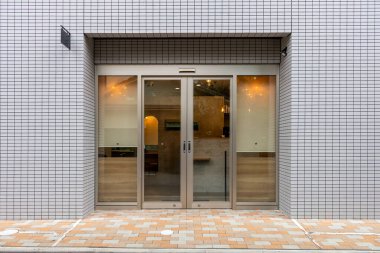 Büyük Pencere ve İsim Yeri olan Dükkan Dükkanı Önü