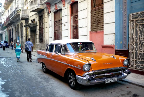 Backstreet Habana Cuba Con Coche Viejo —  Fotos de Stock