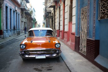 Havana arka sokağında eski arabalarla