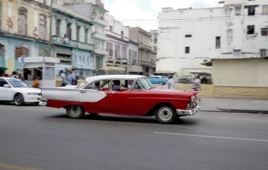 Eski araba Havana, Küba'da bir sokakta hızları