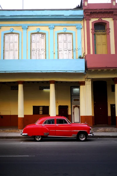 Havana Backstreet Met Oude Auto — Stockfoto