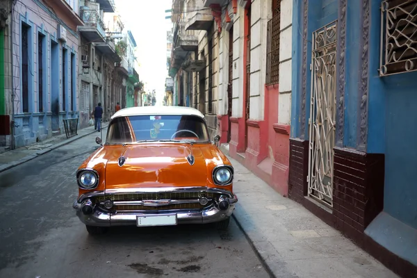 Havana Backstreet Met Oude Auto — Stockfoto