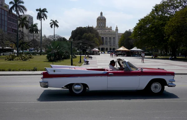 Havana Daki Eski Amerikan Arabası — Stok fotoğraf