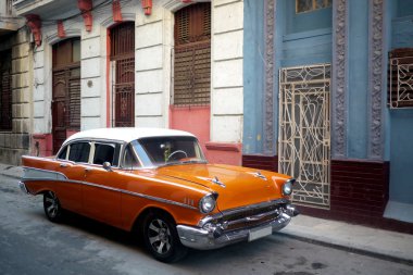 Havana 'nın arka sokaklarında eski arabalar