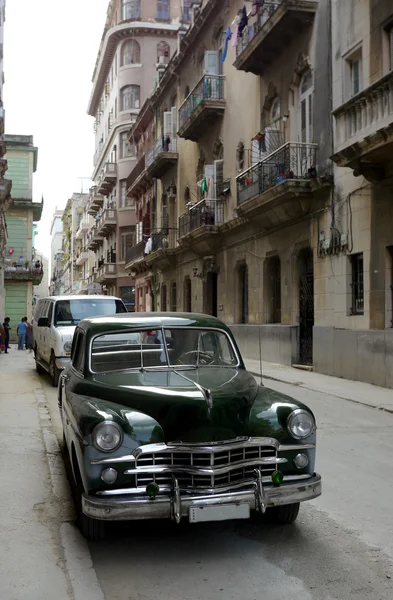 Oude Auto Een Achterstraat Van Havana Cuba — Stockfoto