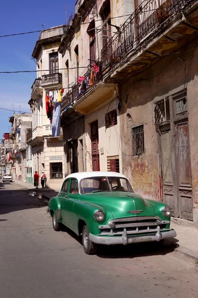 Klasszikus Régi Amerikai Autó Havanna Backstreet — Stock Fotó