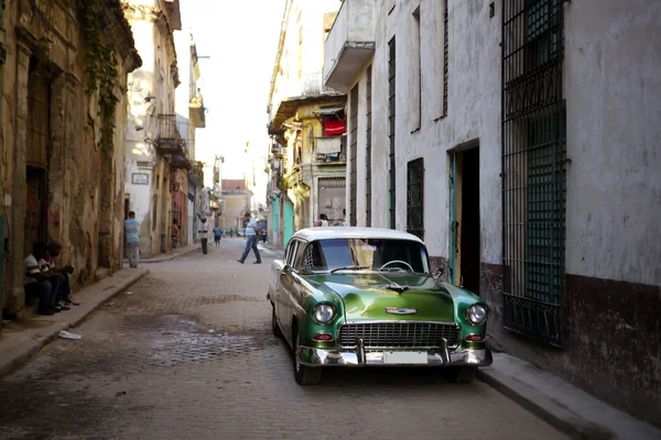 Klasszikus Régi Amerikai Autó Havanna Backstreet — Stock Fotó