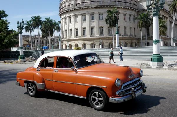 Havana Nın Arka Sokaklarında Eski Arabalar — Stok fotoğraf