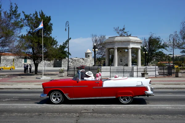 Havana Nın Arka Sokaklarında Eski Arabalar — Stok fotoğraf