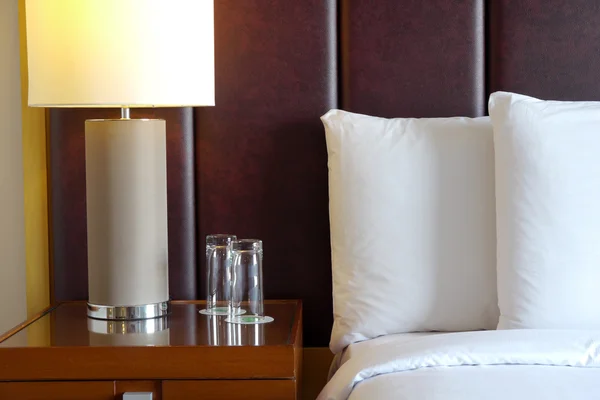 Beyaz keten lüks otel yatak odası