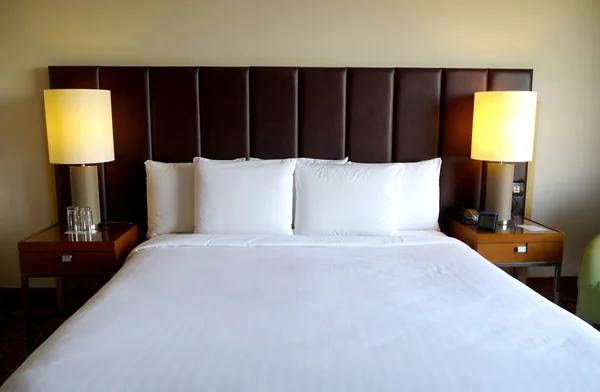 Chambre d'hôtel de luxe avec linge blanc — Photo