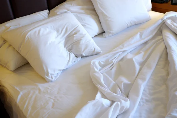 Otel yatak odasında yatak çarşafları