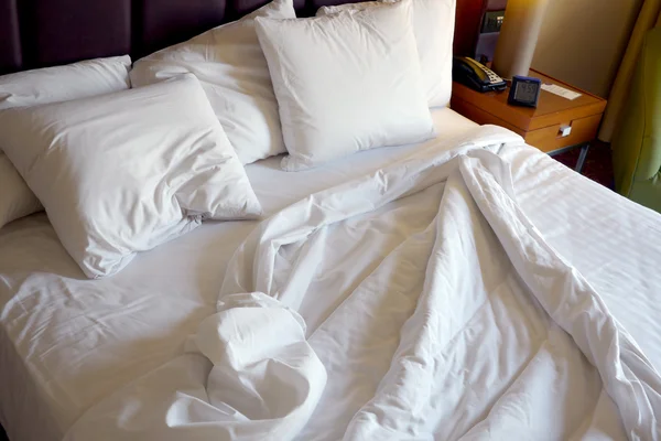 Bed linen in hotel bedroom — Stock Photo, Image