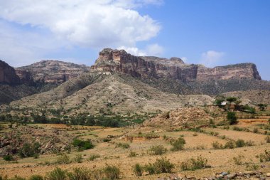 Tigray, Etiyopya - 14 Ağustos 2018: Etiyopya 'nın Tigray bölgesinde bir toprak yol ve dağ