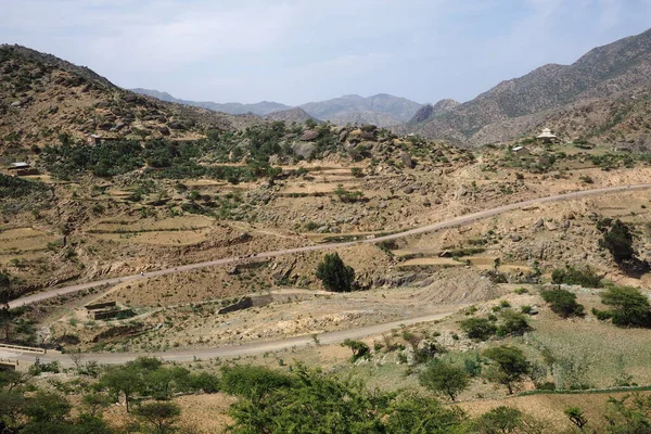 Tigray Etiopía Agosto 2018 Largo Camino Tierra Una Pequeña Ciudad —  Fotos de Stock