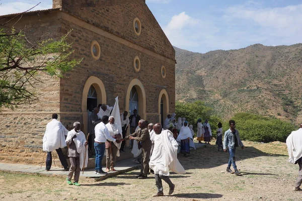 Alitena Tigray Etiópia 2019 Augusztus Emberek Elhagyják Templomot Etiópia Hegyvidéki — Stock Fotó